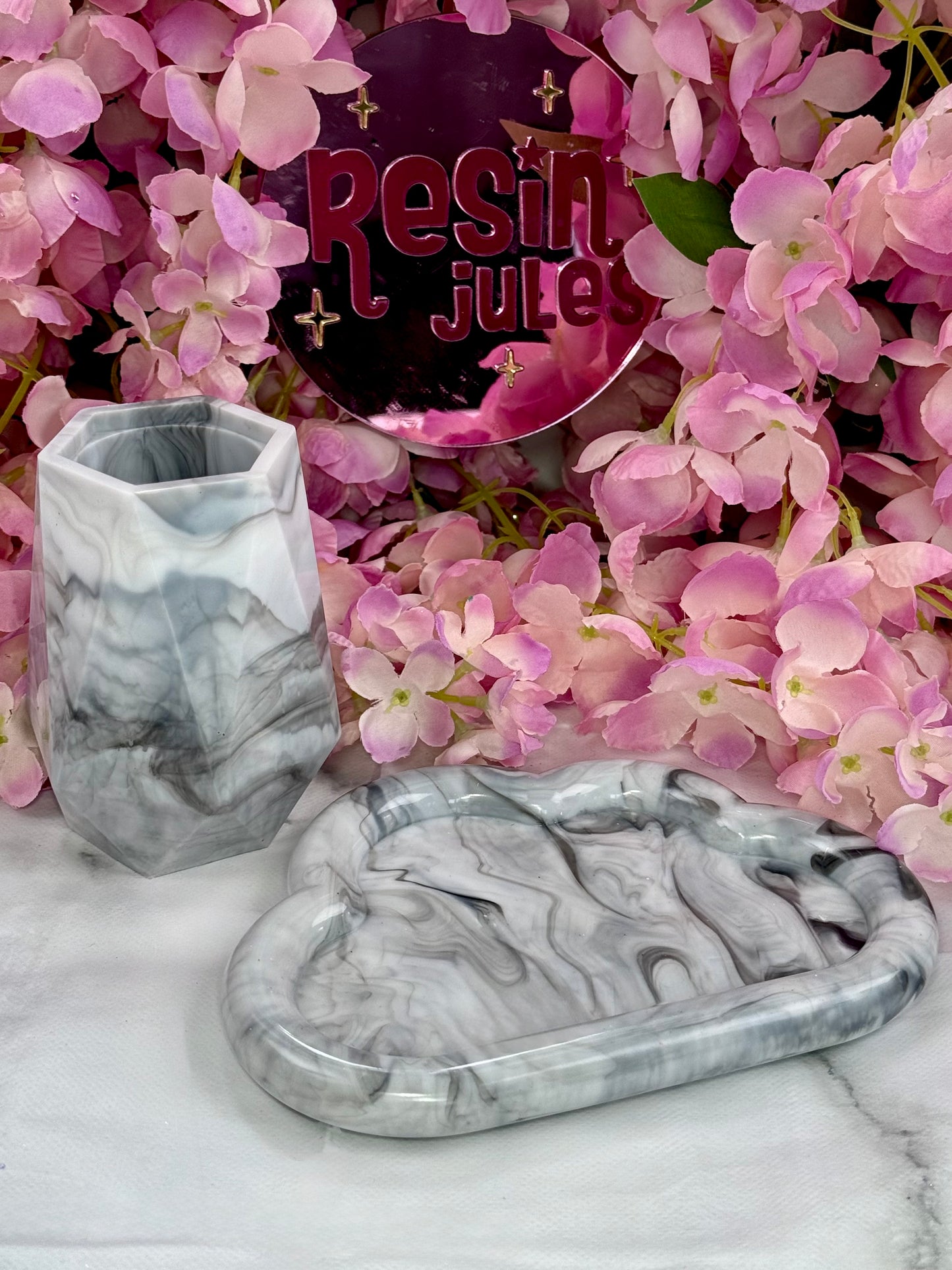 ONLINE Resin Marbling 4 Ways Workshop With Resin Jules Tuesday 24th March 6pm UK TIME ZONE GMT.