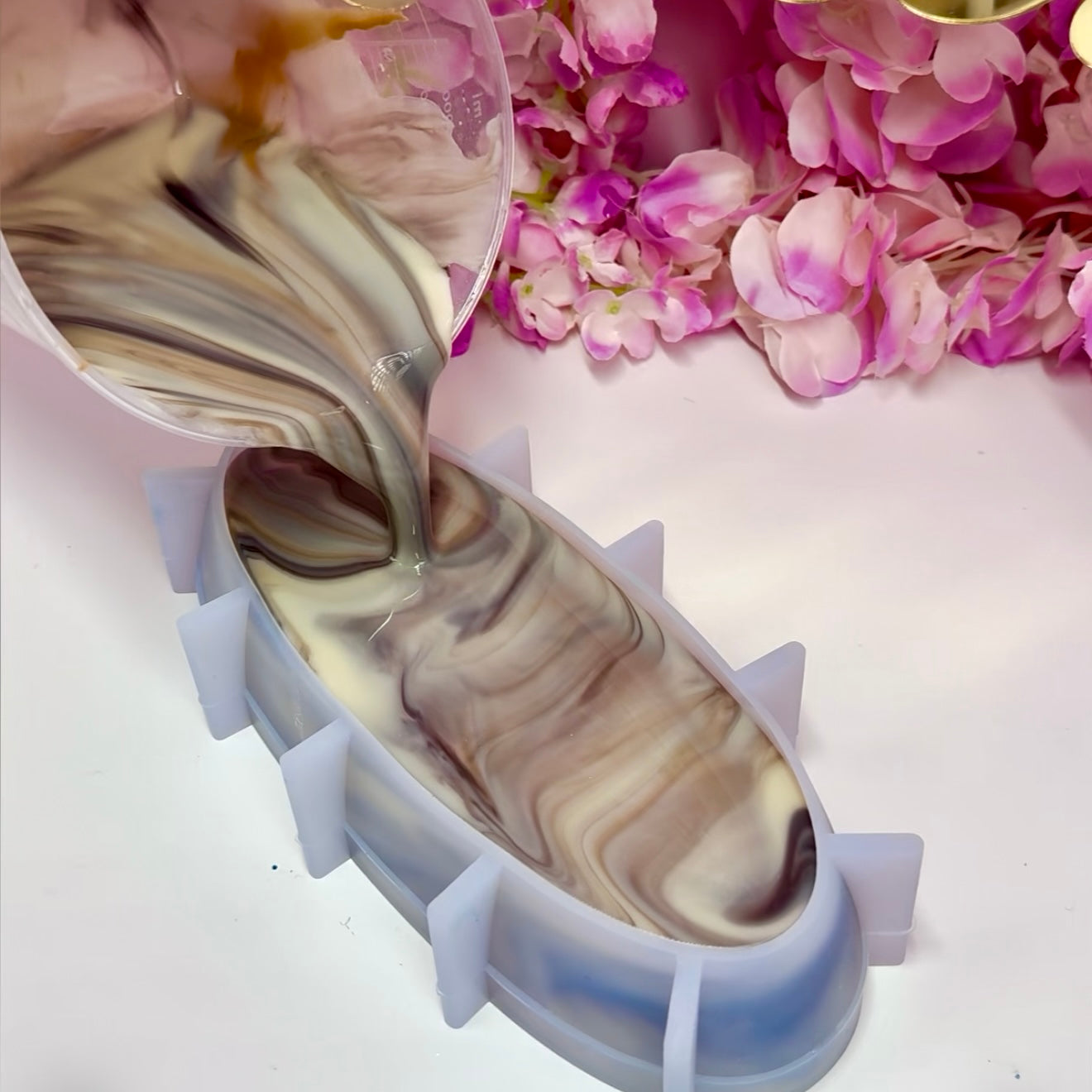 Agate & Crystal Resin Bowls Workshop. Online Group Workshop. International. Uk time zone. Sunday October 26th 6pm.